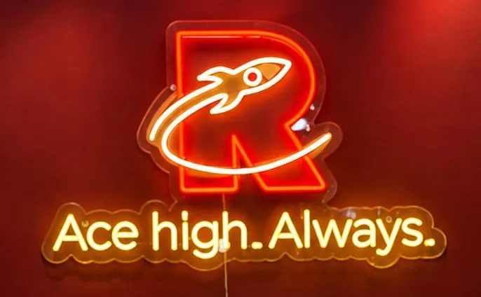 Неоновая вывеска с логотипом и надписью Ace high. Always.